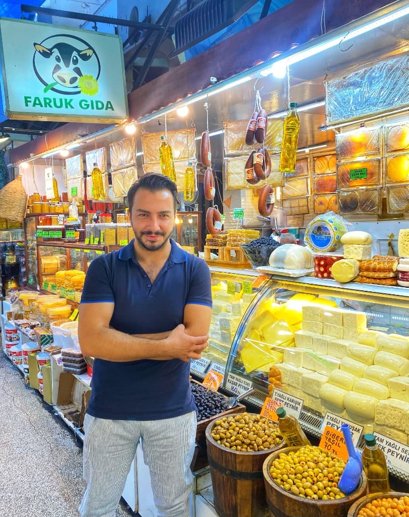 Faruk Gıda mağazası — peynirler, zeytinler ve şarküteri ürünleri